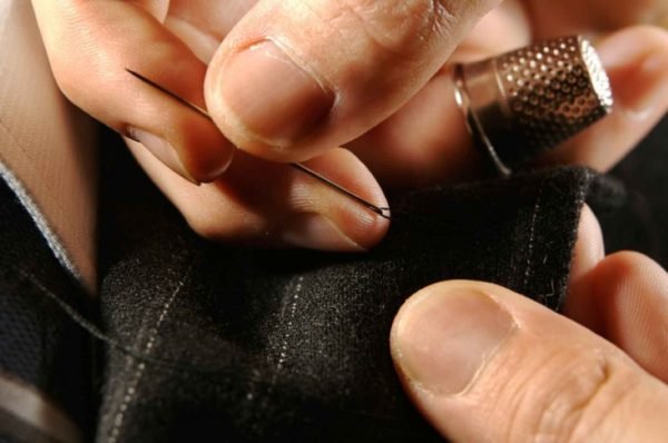 sastre-arreglar-ropa-1024×680 sastre-arreglar-ropa-1024x680
